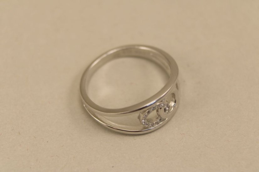 Prsteň- dva kruhy medzi obručou-číre zirkóny-rhodium-striebro