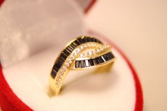 Zlatý prsteň prepletaný vzor, žlté zlato, číre a čierne zirkóny, veľkosť 52, 2,19g, 14 karátov, 585/1000