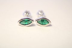 Moderné náušnice so zeleným zirkónom, rhodium, šrúbky, 1,11 g, 925/1000