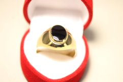 Elegantný zlatý prsteň s čiernym ónyxom, veľkosť 63, 4,31g, žlté zlato, 14K, 585/1000