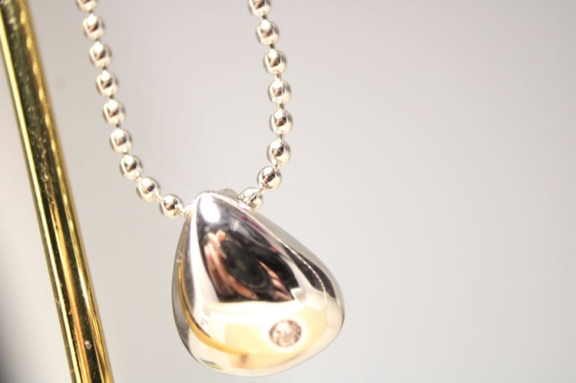 Retiazka- prívesok v tvare kvapky- číry zirkón- rhódiované striebro