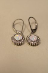 Náušnice s bielym opálom- číre zirkóny-klasické zapínanie-rhodium-striebro