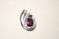 Prívesok -červený granát- číre zirkóny-rhodium-striebro