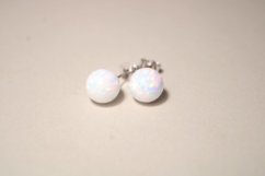 Strieborné náušnice s opálovou bielou guličkou, rhodium, puzetky, 1,28 g, 925/1000