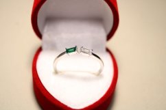 Prsteň-zeleno-číre zirkóny-rhódium-striebro