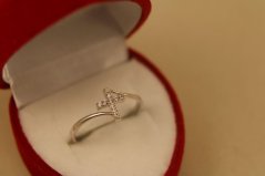 Prsteň- krížik-číre zirkóny- biele zlato- 14 karátov