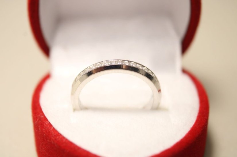 Strieborný prsteň s čírymi zirkónmi, rhodium, veľkosť 47, 2,11 g, 925/1000
