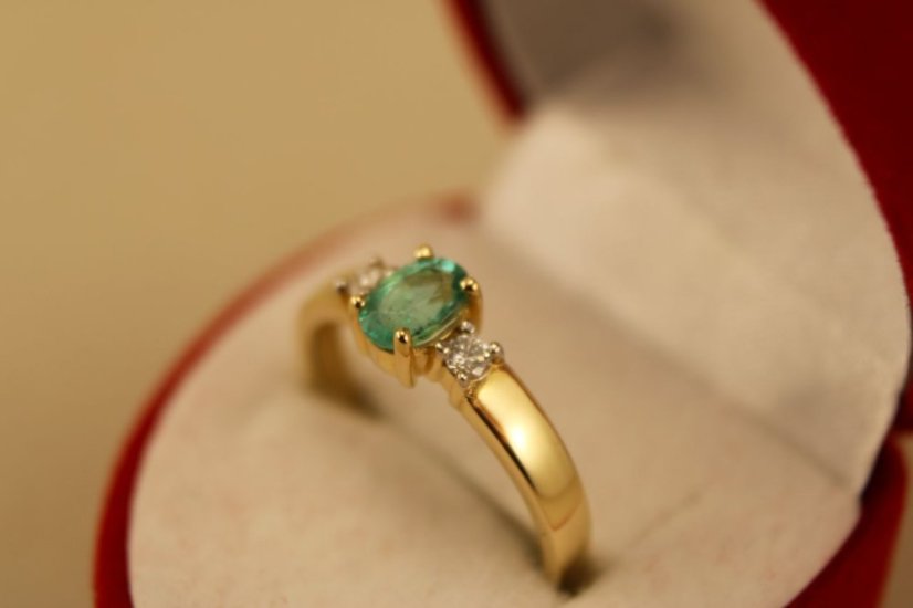 Zlatý prsteň so smaragdom 0,40 ct, diamanty 0,08ct H SI2, veľkosť 54 2,35g 14k 585/1000