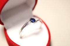 Prsteň-v tvare vlnky-tmavomodrý kameň-číre zirkóny-rhodium-striebro