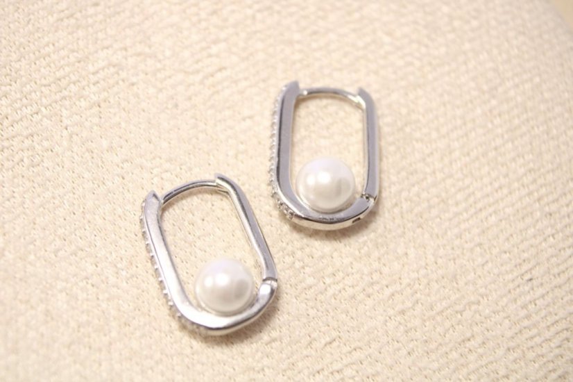 Strieborné oválne náušnice zirkónové s bielymi perlami, rhodium, kĺbové zapínanie, 2,50 g, 925/1000