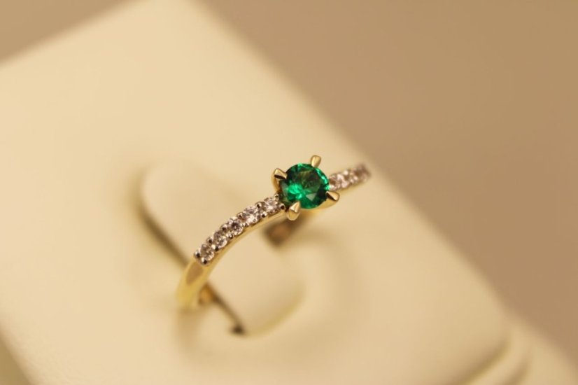 Zlatý prsteň, žlté zlato, zelený zirkón a číre zirkóny, veľkosť 53, 2,17g 14k 585/1000