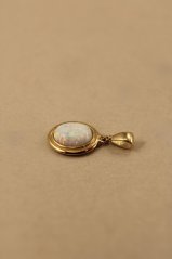 Prívesok-biely-syntetický opál-žlté zlato-14 karátov