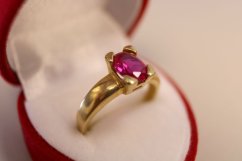 Prsteň- červený kameň v korunke- žlté zlato- 14 karátov