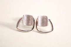 Strieborné naušnice rhodiované lesklo-matné s gravírom,šrubovačky, 2,29g, 925/1000