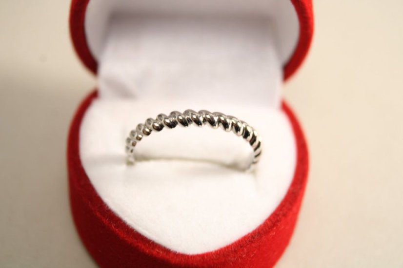 Prsteň- tvar pletenej špirály- rhódiované striebro