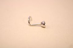 Strieborný zahnutý piercing do nosa, zelený kamienok 2 mm, rhódium, 0,20g, 925/1000