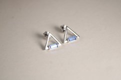 Strieborné trojuholníkové náušnice s modrým kameňom, rhodium, puzetové zapínanie, 1,72 g, 925/1000