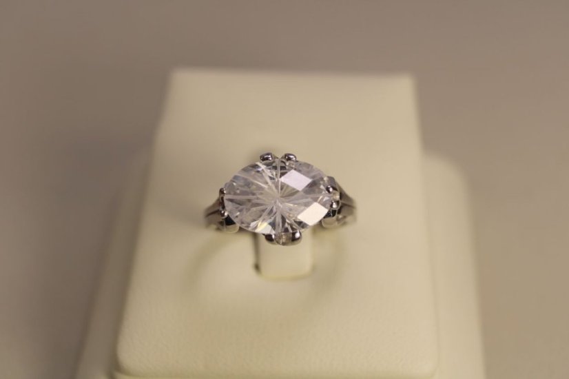 Strieborný prsteň s ovalným čírym swarovski crystals, rhodiované striebro, veľkosť 56, 5,39g, 925/1000