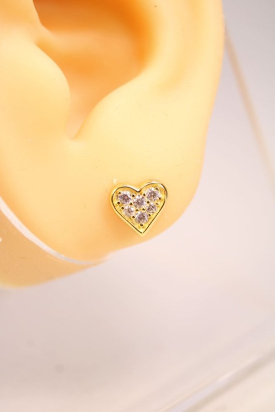 Pozlátené strieborné náušnice v tvare srdiečka s čírymi zirkónmi, puzetové zapínanie, 1,29g, 925/1000 - Materiál: Pozlátené striebro, Druh kameňa: ZIRKÓN, Farba kameňa: Číry, Váha (g): 1,29, Rýdzosť: STRIEBRO 925/1000