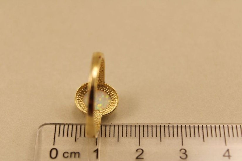Prsteň- biely opál-žlté zlato-14 karátov