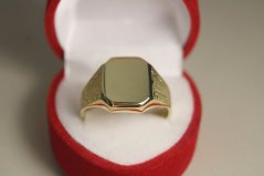 Zlatý prsteň-hladký povrch-gravírované ramená- žlté zlato-14K