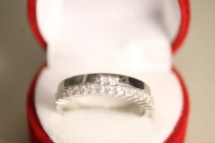 Prsteň- hladká obruč- číre zirkóny-rhodium-striebro