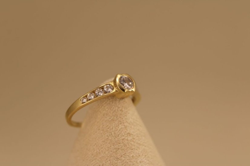 Prsteň- číre zirkóny- žlté zlato- 14 karátov