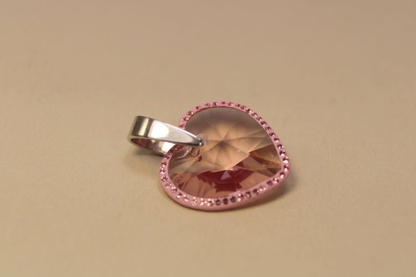 Prívesok v tvare srdca ružový swarovski crystals, striebro, 3,69g, 925/1000 - Druh kameňa: SWAROVSKI PRÍRODNÝ KAMEŇ, Farba kameňa: Rúžový, Váha (g): 3,69, Rýdzosť: STRIEBRO 925/1000