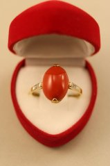 Prsteň- červený korál- zirkóny- žlté zlato- 14 karátov
