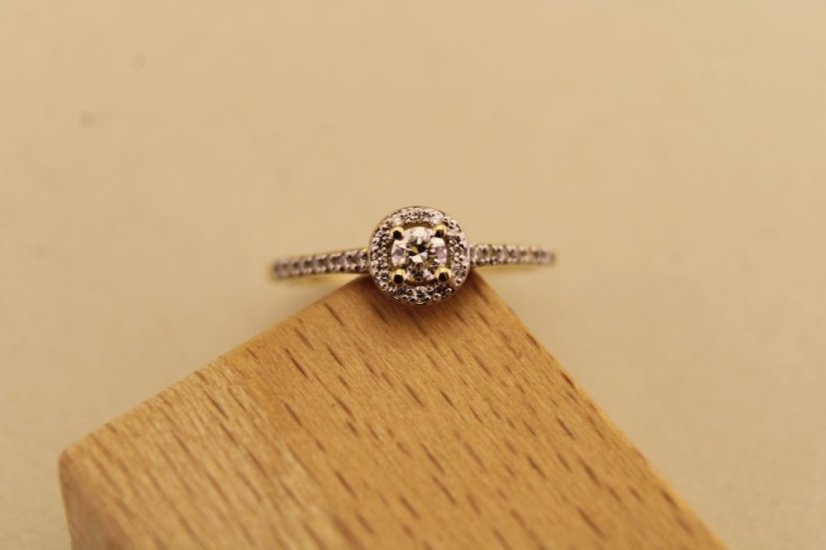 Prsteň-diamanty- centrálny briliant- žlté zlato- 14 karátov