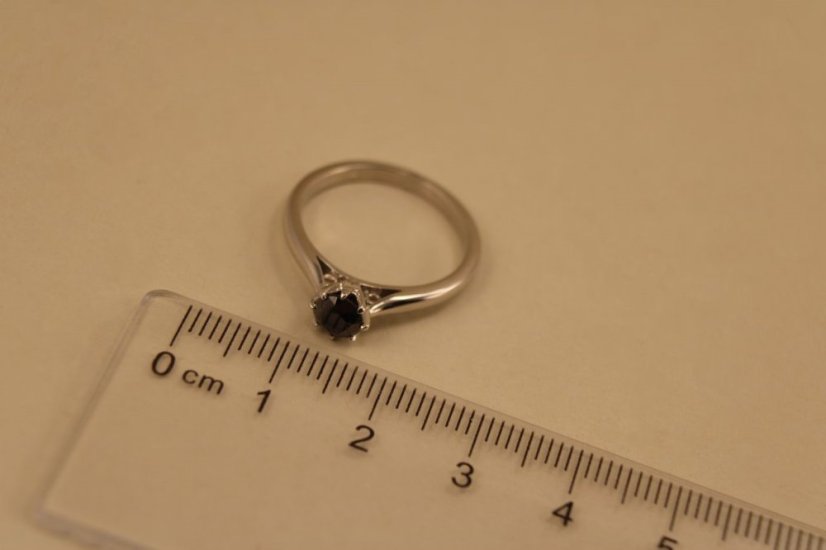Prsteň- čierny diamant- 0,60ct- biele zlato- 14 karátov