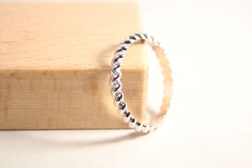 Prsteň- tvar pletenej špirály- rhódiované striebro