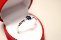 Prsteň-v tvare vlnky-tmavomodrý kameň-číre zirkóny-rhodium-striebro