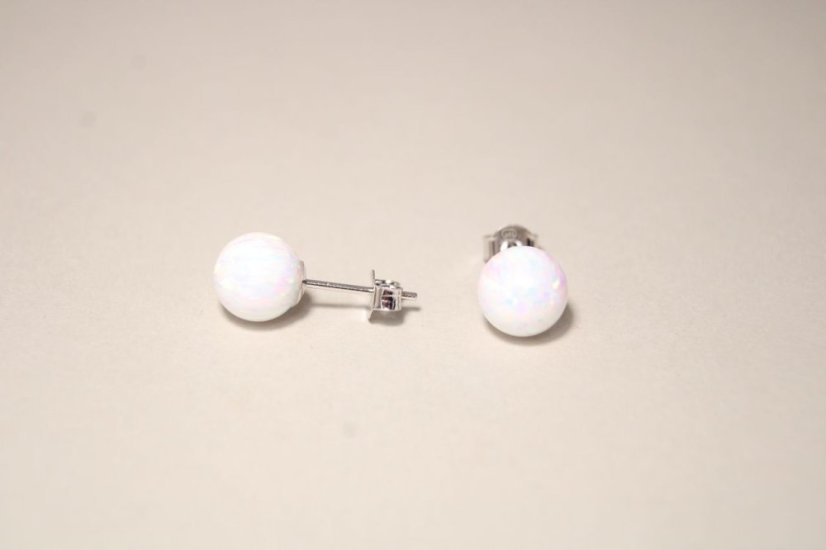 Strieborné náušnice s opálovou bielou guličkou, rhodium, puzetky, 1,28 g, 925/1000