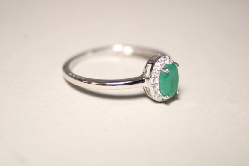 Prsteň-smaragd-číre zirkóny-rhodium-striebro