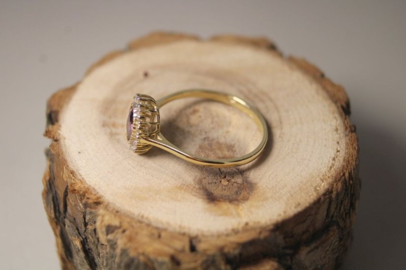 Prsteň- fialový zirkón-žlté zlato-14K