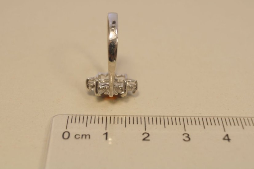 Strieborný prsteň v tvare kvetu zdobený červeným zirkónom, rhodiované striebro, veľkosť 53, 2,92g, 925/1000