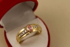 Prsteň- ružový kameň- zirkóny- žlté zlato- 14 karátov