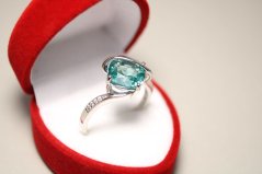 Strieborný prsteň s farebným kameňom, tyrkysovo-modrá, číre zirkóny, rhódium, veľkosť 59, 3,49g, 925/1000