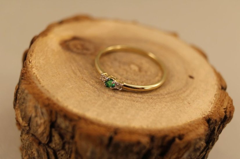 Prsteň- zelený kameň- íre zirkóny- žlté zlato- 14 karátov