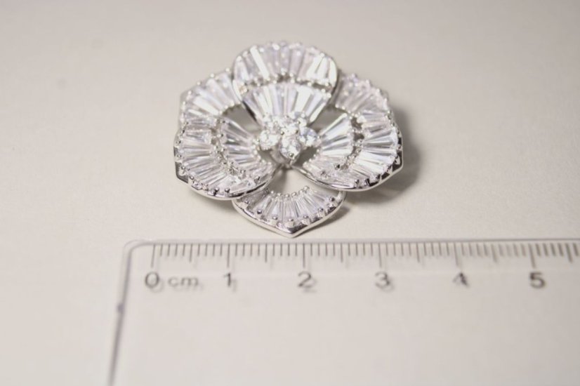 Brošňa v tvare kvetu s čírymi zirkónmi, rhodiované striebro, 12,41 g, 925/1000 - Materiál: Rhodiované striebro, Druh kameňa: ZIRKÓN, Farba kameňa: Číry, Váha (g): 12,41, Rýdzosť: STRIEBRO 925/1000