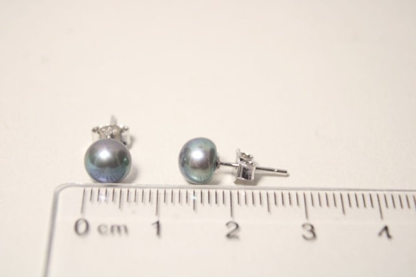 Strieborné náušnice so sivými perlami, rhodium, puzetky, 1,04 g, 925/1000