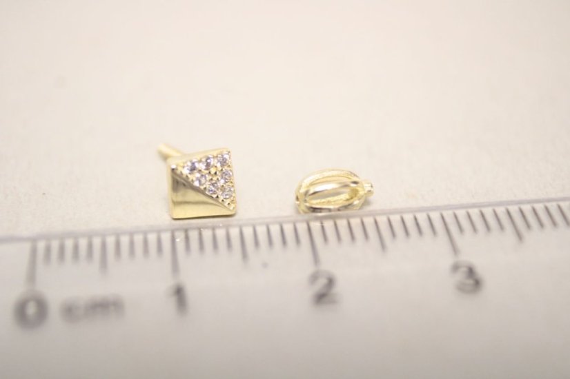 Pozlátené strieborné naušnice štvorčeky s čírymi zirkónmi, šrubovačky, 1g, 925/1000 - Materiál: Pozlátené striebro, Druh kameňa: ZIRKÓN, Farba kameňa: Číry, Váha (g): 1,00, Rýdzosť: STRIEBRO 925/1000