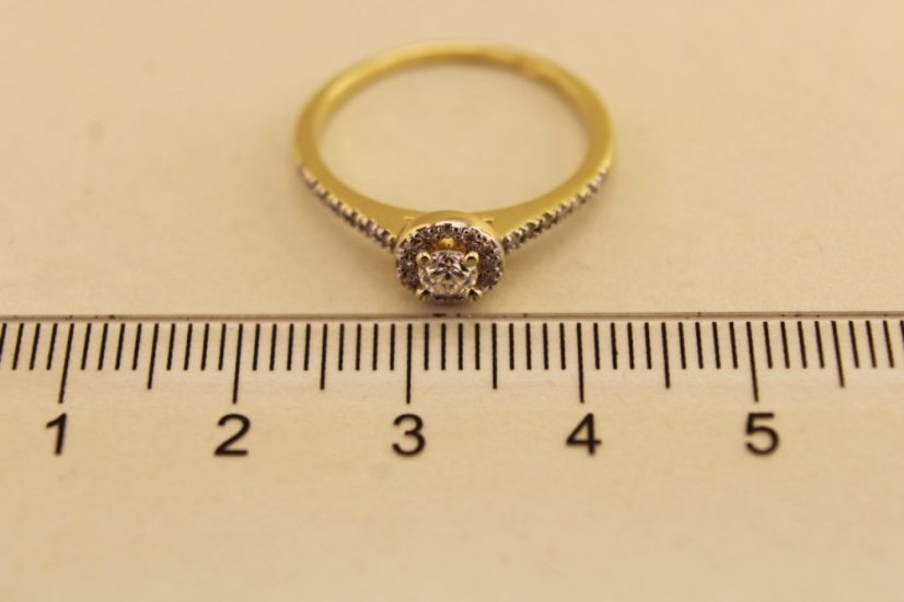 Prsteň-diamanty- centrálny briliant- žlté zlato- 14 karátov