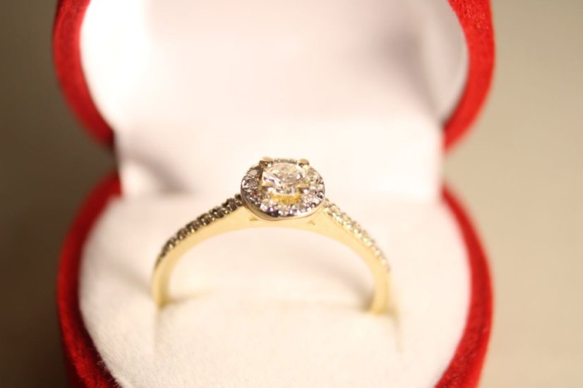 Diamantový prsteň zo žltého zlata s centrálnym briliantom 0,15 ct H/Si2, veľkosť 54, 2,01 g, 14 karátov 585/1000