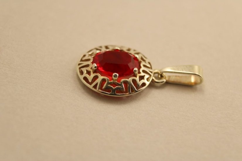 Prívesok- grécky vzor- červený zirkón- pozlátené striebro