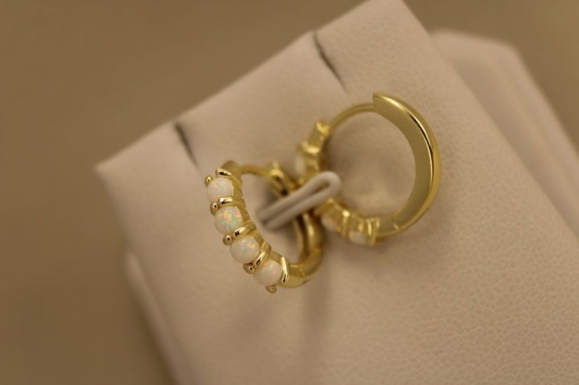 Náušnice- kruhy- biely opál- zacvakávacie- pozlátené striebro