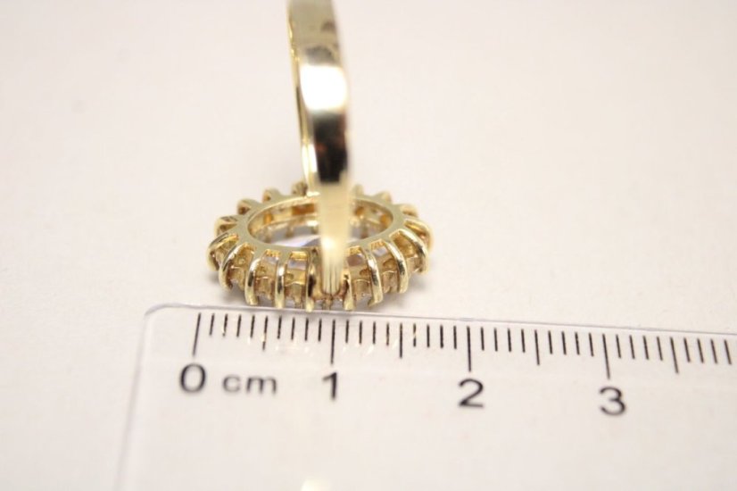 Zlatý prsteň s veľkým centrálnym kameňom, číre zirkóny, žlté zlato, veľkosť 57, 5,24g, 14karátov, 585/1000
