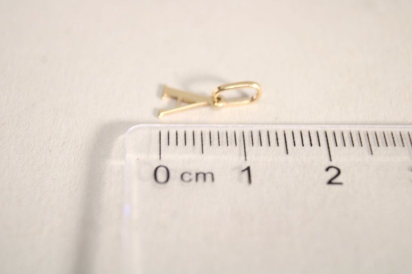 Zlatý prívesom v tvare písmena A s hladkým povrchom, žlté zlato,0,18g,14 karátov, 585/1000