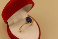 Prsteň- modrý kameň- číre zirkóny- žlté zlato- 14 karátov